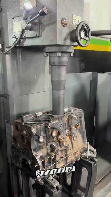 Bloco em processo na oficina Mamute Motores